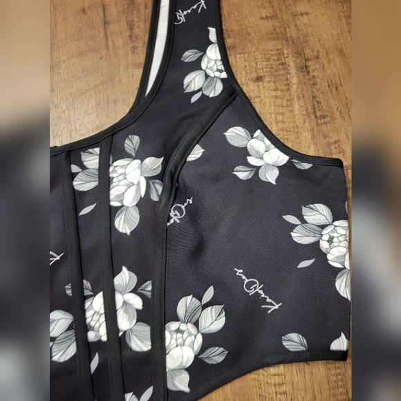 FREE W BUNDLE Shein X Karol Dias cropped tank top - Picture 3 of 11